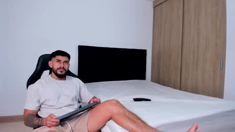 Snapshot of alexxxmachine chatting on 12.31.24 Alex   freelance model  instagram alex b229 online show from 12.31.24