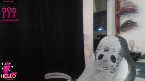 Snapshot of alguien_mas01 chatting on 06.17.26 cami online show from 06.17.26