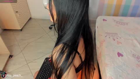 Snapshot of alia_peach_ chatting on 12.15.24 Alia online show from 12.15.24