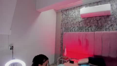Snapshot of aliccecooper chatting on 04.19.26 alicia online show from 04.19.26