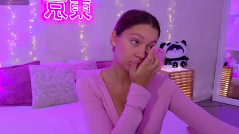 Snapshot of alice_charmy chatting on 10.13.25 Alice in Wonderland online show from 10.13.25