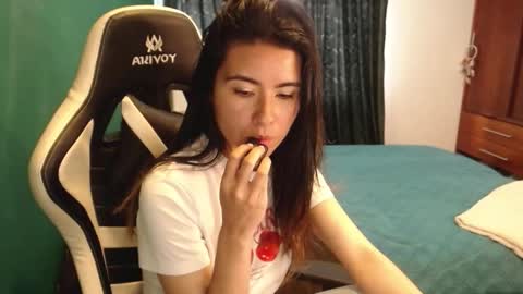 Snapshot of alice_middle01 chatting on 02.25.26 Alice online show from 02.25.26