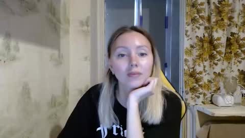 Snapshot of alice_smiles chatting on 04.15.26 Alice smiles online show from 04.15.26