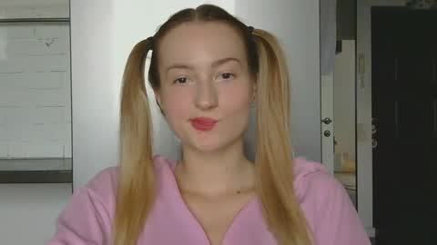Snapshot of alice_sweet_01 chatting on 09.28.25 Alice online show from 09.28.25