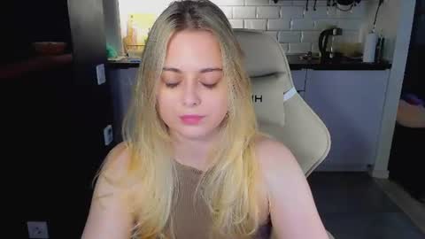 Snapshot of alice_wander chatting on 06.25.26 Alice online show from 06.25.26