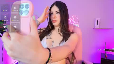 Snapshot of alicee_vixen chatting on 10.15.25 Alice online show from 10.15.25