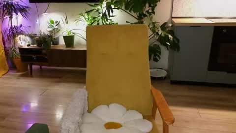 Snapshot of alicekingsleigh chatting on 02.22.25 AliceKingsleigh online show from 02.22.25