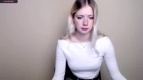 Snapshot of alicemeow_ chatting on 09.16.25 Alice online show from 09.16.25