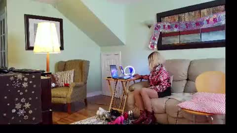 Snapshot of aliciadehart181 chatting on 06.21.26 Alicia deHart Help me reach 1000 Followers. Its FREE online show from 06.21.26