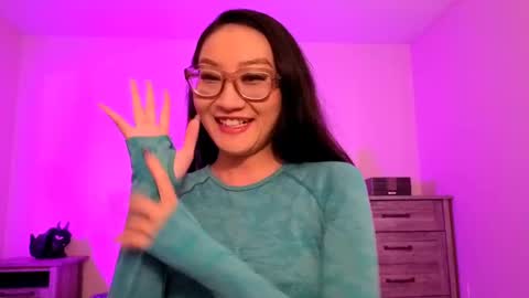 Alicia Hebi online show from 10.05.25