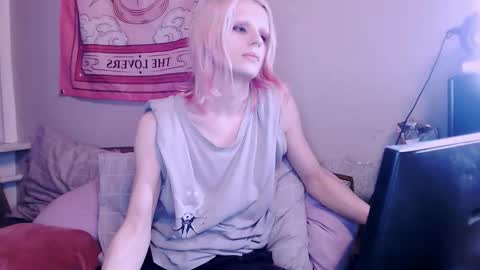 Alien Bella online show from 12.18.25