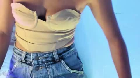 Snapshot of alikaa_nia chatting on 12.01.25 online show from 12.01.25