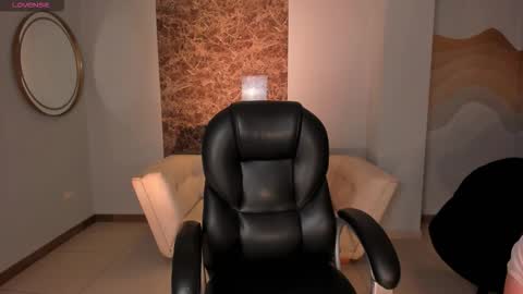 alinakravitz_ online show from 11.26.25