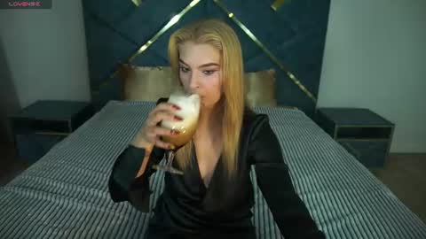Snapshot of alinalemon chatting on 06.19.26 Alina online show from 06.19.26