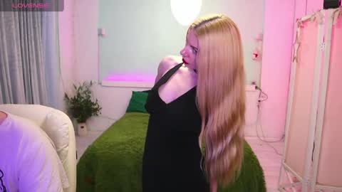 Snapshot of alisaaleks chatting on 04.18.26 Alisa Aleks online show from 04.18.26