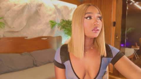 Snapshot of alisoon_moon chatting on 04.04.26 Alison Moon online show from 04.04.26