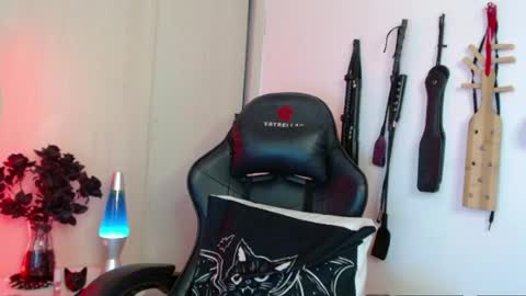 Alisson Beckett online show from 04.04.26