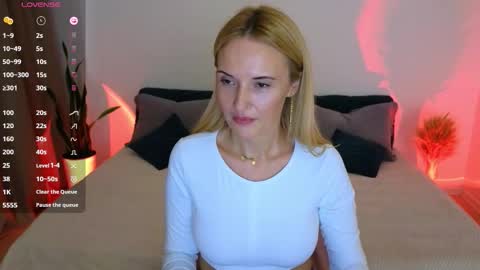 Snapshot of alisssarose chatting on 10.22.25 alisssarose online show from 10.22.25
