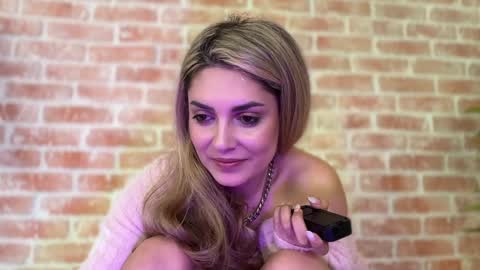 Snapshot of alliesynns chatting on 12.11.24 Allie online show from 12.11.24