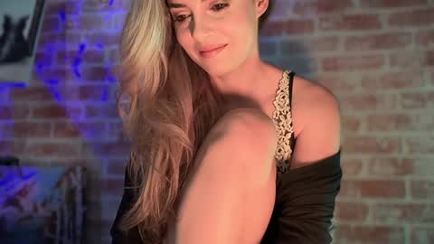 Snapshot of alliesynns chatting on 12.13.24 Allie online show from 12.13.24