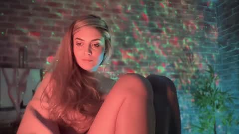 Snapshot of alliesynns chatting on 12.16.24 Allie online show from 12.16.24