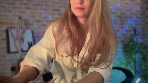 Snapshot of alliesynns chatting on 12.17.24 Allie online show from 12.17.24