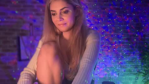 Snapshot of alliesynns chatting on 12.17.24 Allie online show from 12.17.24