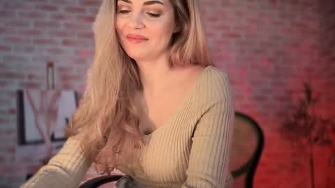 Snapshot of alliesynns chatting on 12.19.24 Allie online show from 12.19.24