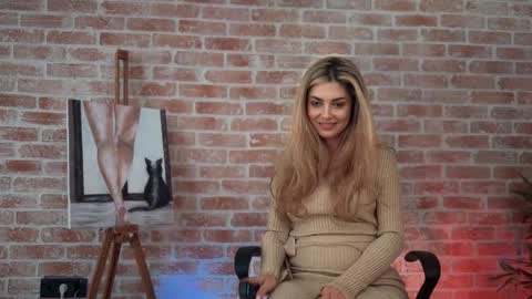 Snapshot of alliesynns chatting on 12.19.24 Allie online show from 12.19.24