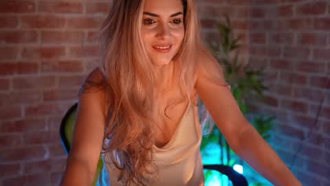 Snapshot of alliesynns chatting on 12.21.24 Allie online show from 12.21.24