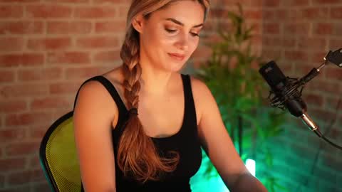 Snapshot of alliesynns chatting on 12.22.24 Allie online show from 12.22.24