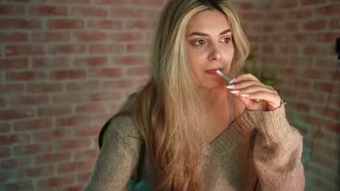 Snapshot of alliesynns chatting on 12.23.24 Allie online show from 12.23.24