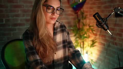 Snapshot of alliesynns chatting on 12.24.24 Allie online show from 12.24.24