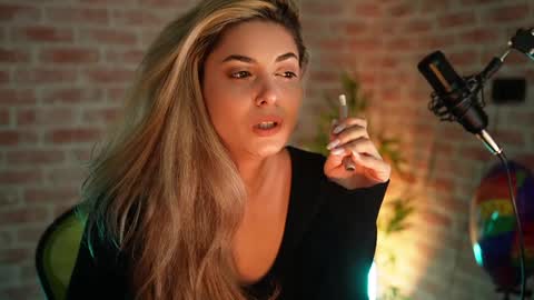 Snapshot of alliesynns chatting on 12.24.24 Allie online show from 12.24.24