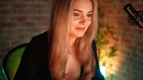 Snapshot of alliesynns chatting on 12.28.24 Allie online show from 12.28.24