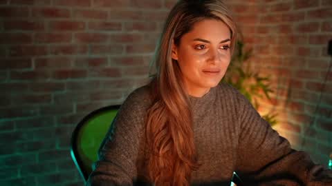 Snapshot of alliesynns chatting on 12.30.24 Allie online show from 12.30.24