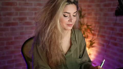 Snapshot of alliesynns chatting on 01.04.25 Allie online show from 01.04.25