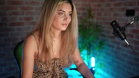 Snapshot of alliesynns chatting on 01.10.25 Allie online show from 01.10.25