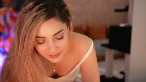 Snapshot of alliesynns chatting on 02.19.25 Allie online show from 02.19.25