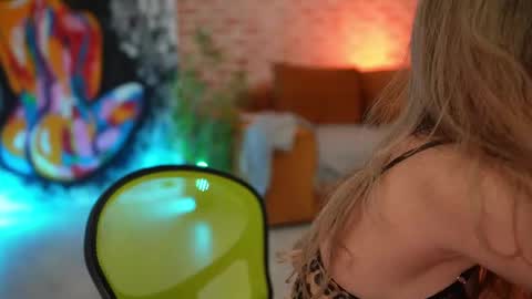 Snapshot of alliesynns chatting on 02.26.25 Allie online show from 02.26.25