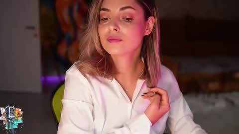 Snapshot of alliesynns chatting on 10.06.25 Allie online show from 10.06.25