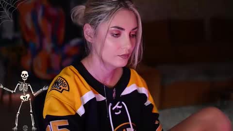 Snapshot of alliesynns chatting on 10.23.25 Allie online show from 10.23.25