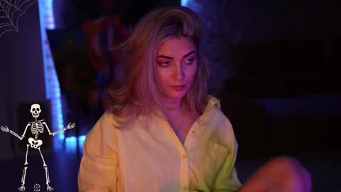 Snapshot of alliesynns chatting on 10.26.25 Allie online show from 10.26.25