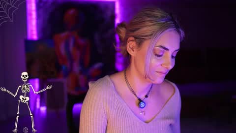 Snapshot of alliesynns chatting on 10.28.25 Allie online show from 10.28.25