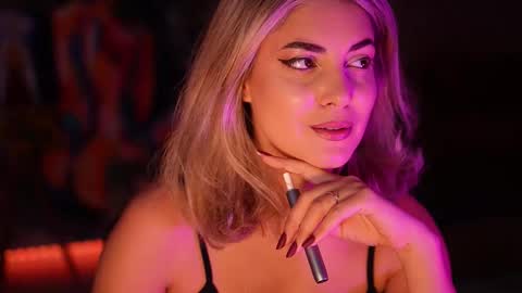 Snapshot of alliesynns chatting on 11.04.25 Allie online show from 11.04.25