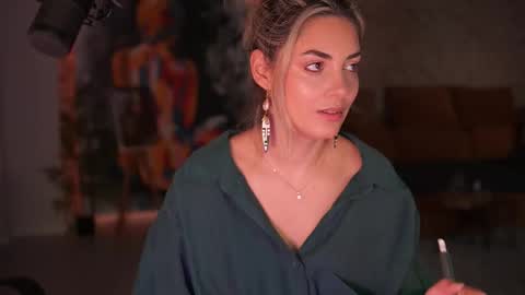 Snapshot of alliesynns chatting on 11.18.25 Allie online show from 11.18.25