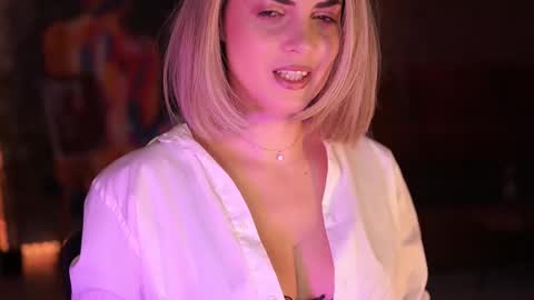 Snapshot of alliesynns chatting on 11.20.25 Allie online show from 11.20.25