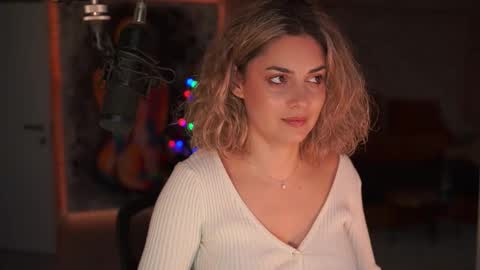 Snapshot of alliesynns chatting on 12.14.25 Allie online show from 12.14.25