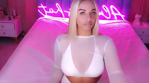 AlwaysHot online show from 11.19.25