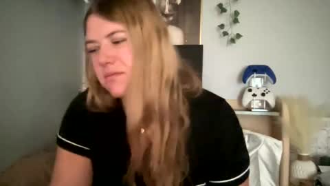 Snapshot of allyanalangel chatting on 01.02.25 allyanalangel online show from 01.02.25